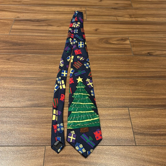 Christmas tree and gifts novelty tie - Picture 2 of 4